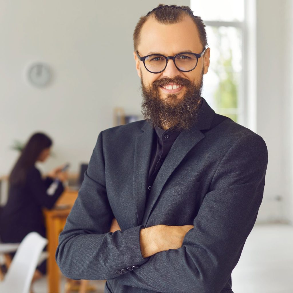 מנהל עסק מחייך