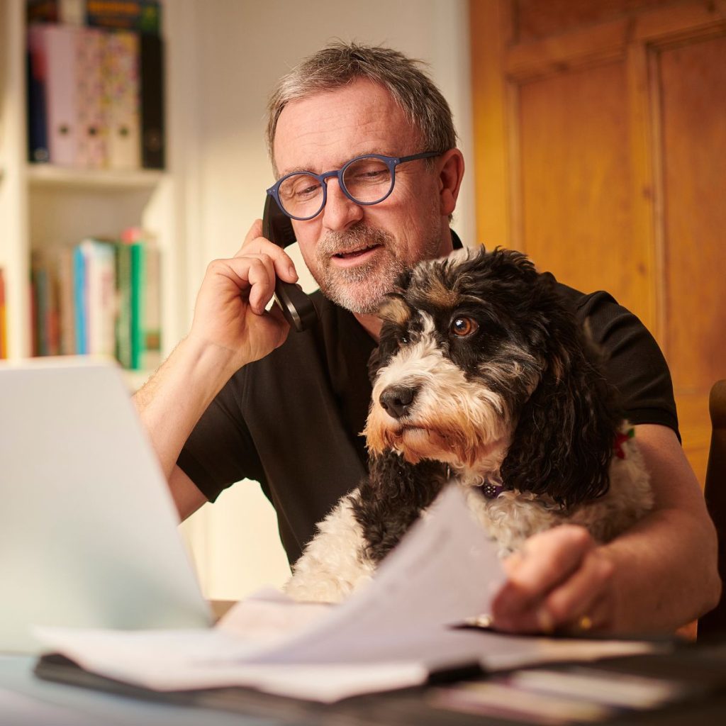 מנהל עם כלב