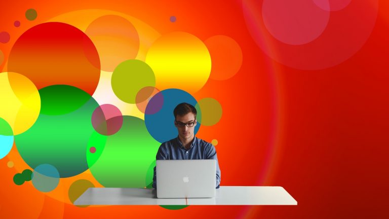 אדם חושב מול מחשב - בלוג פרודוקטיביות דיגיטלית