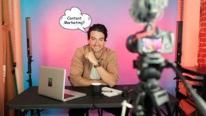 המנכ”ל מול מצלמה