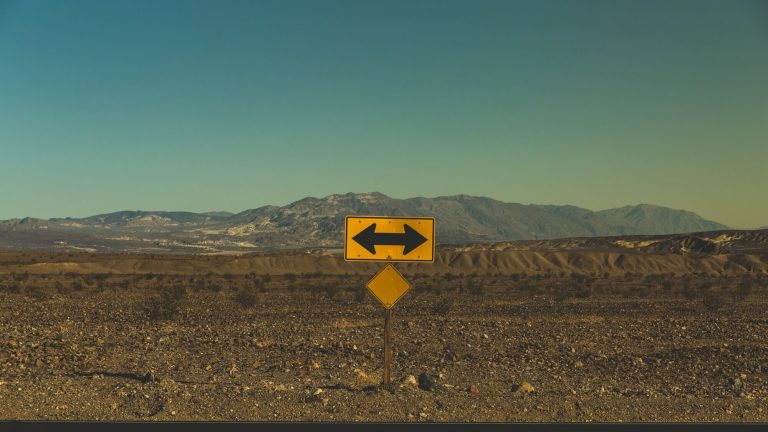 דרך מדברית - חצים ימינה ושמאלה, עברית באינטרנט