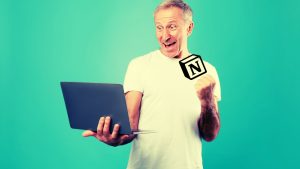 גבר מחזיק לפטופ – Notion GTD