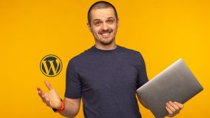מנהל צעיר עם לפטופ - בניית אתרי וורדפרס