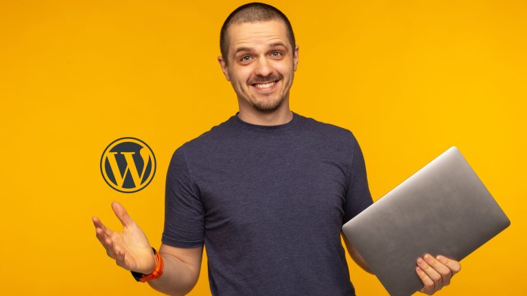 מנהל צעיר עם לפטופ - בניית אתרי וורדפרס